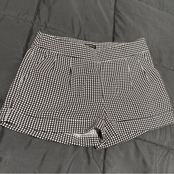 Express Shorts - Picture 1 of 6